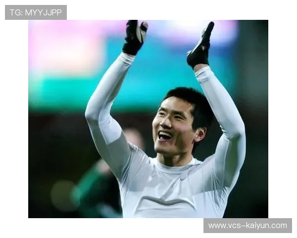 门兴球迷向北看台投掷网球,抗议票价上涨